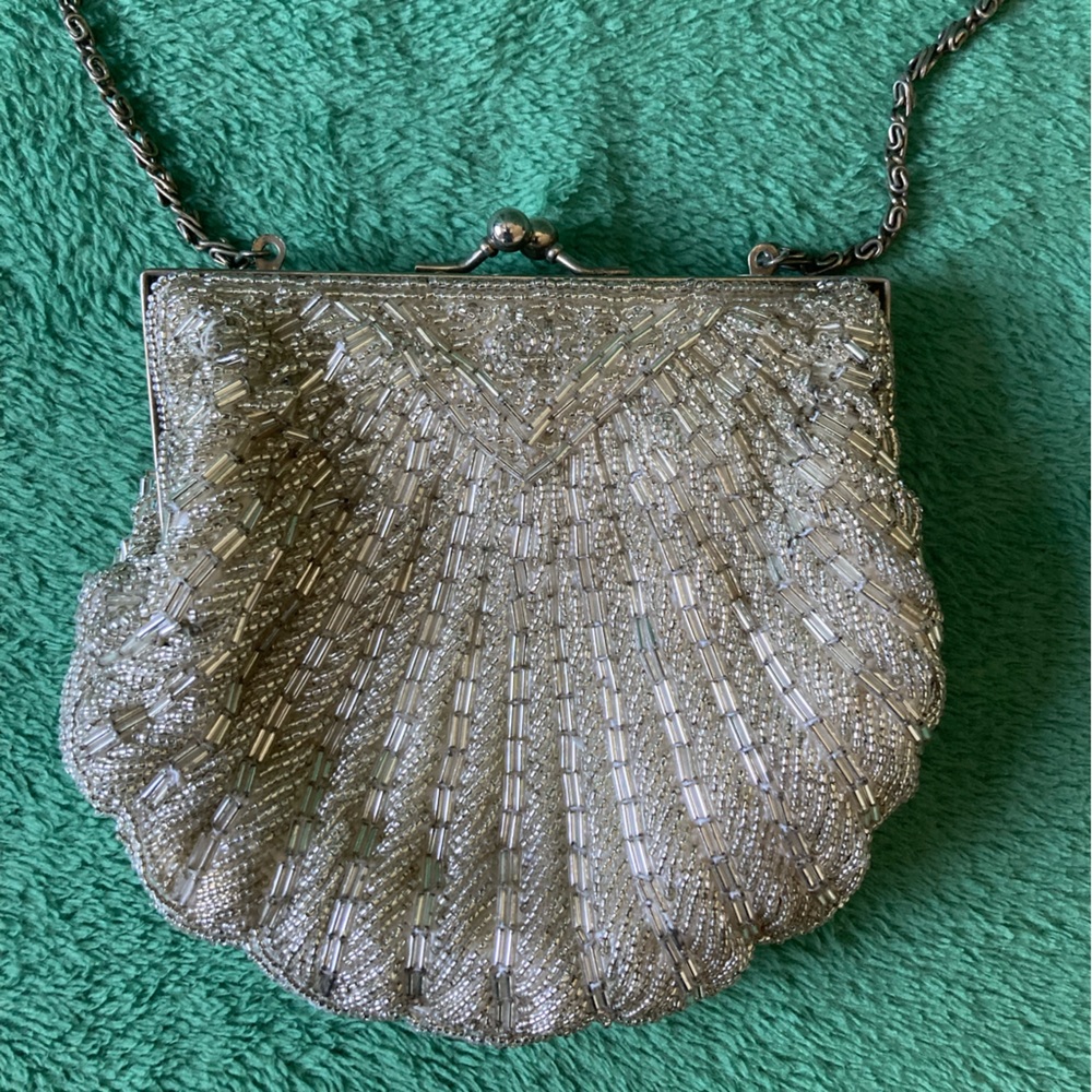 Vintage Handmade La Regale Clam Shell Clutch/Crossbody w/ pinch closure